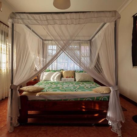 Airport Guesthouse Entebbe Dış mekan fotoğraf