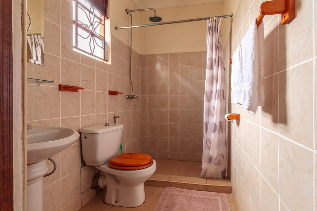 Airport Guesthouse Entebbe Dış mekan fotoğraf
